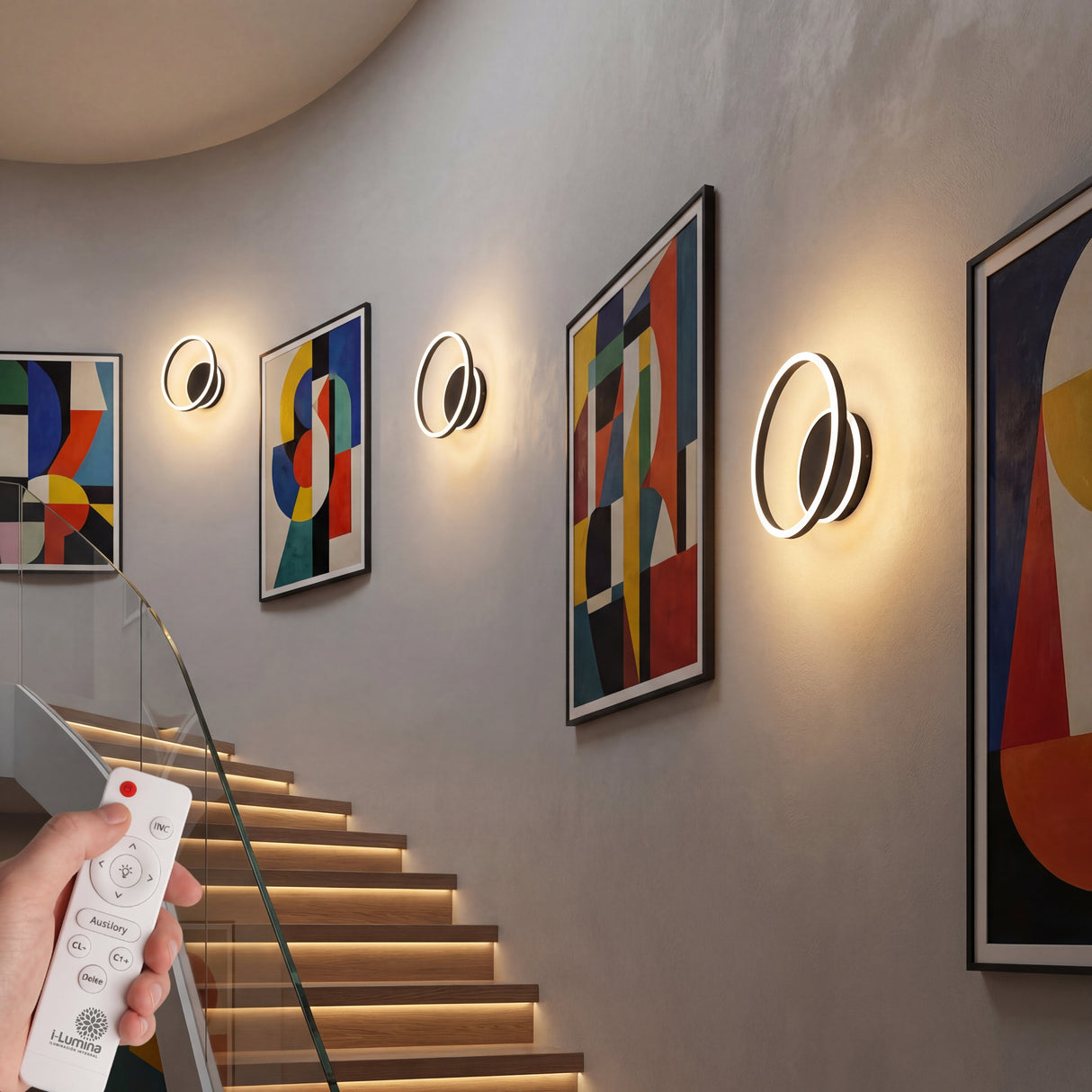 Decoración de escaleras con apliques de pared LED de diseño circular.