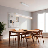 Luminaria lineal en comedor con mucha luz natural y mobiliario de estilo escandinavo.