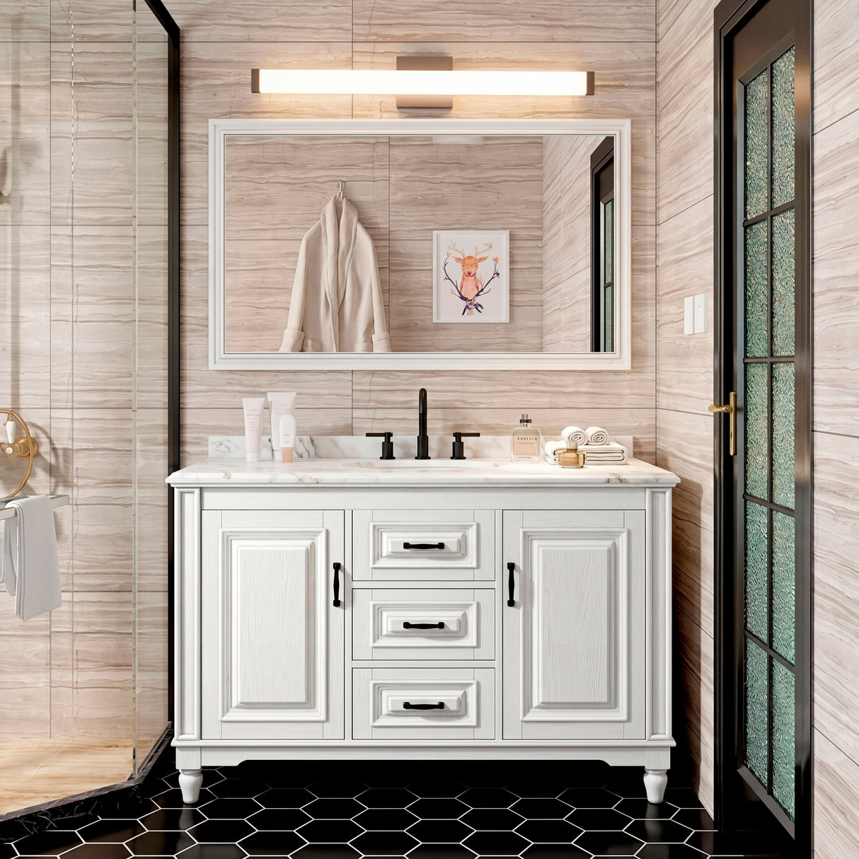Lámpara Julieta instalada sobre mueble de baño de estilo clásico con azulejos negros.