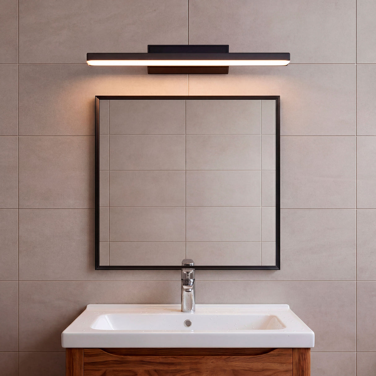 Lámpara de pared negra sobre lavabo en baño de líneas puras y diseño minimalista.