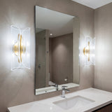 Pareja de lámparas de pared Ethereal Gold instaladas verticalmente junto a espejo de baño.