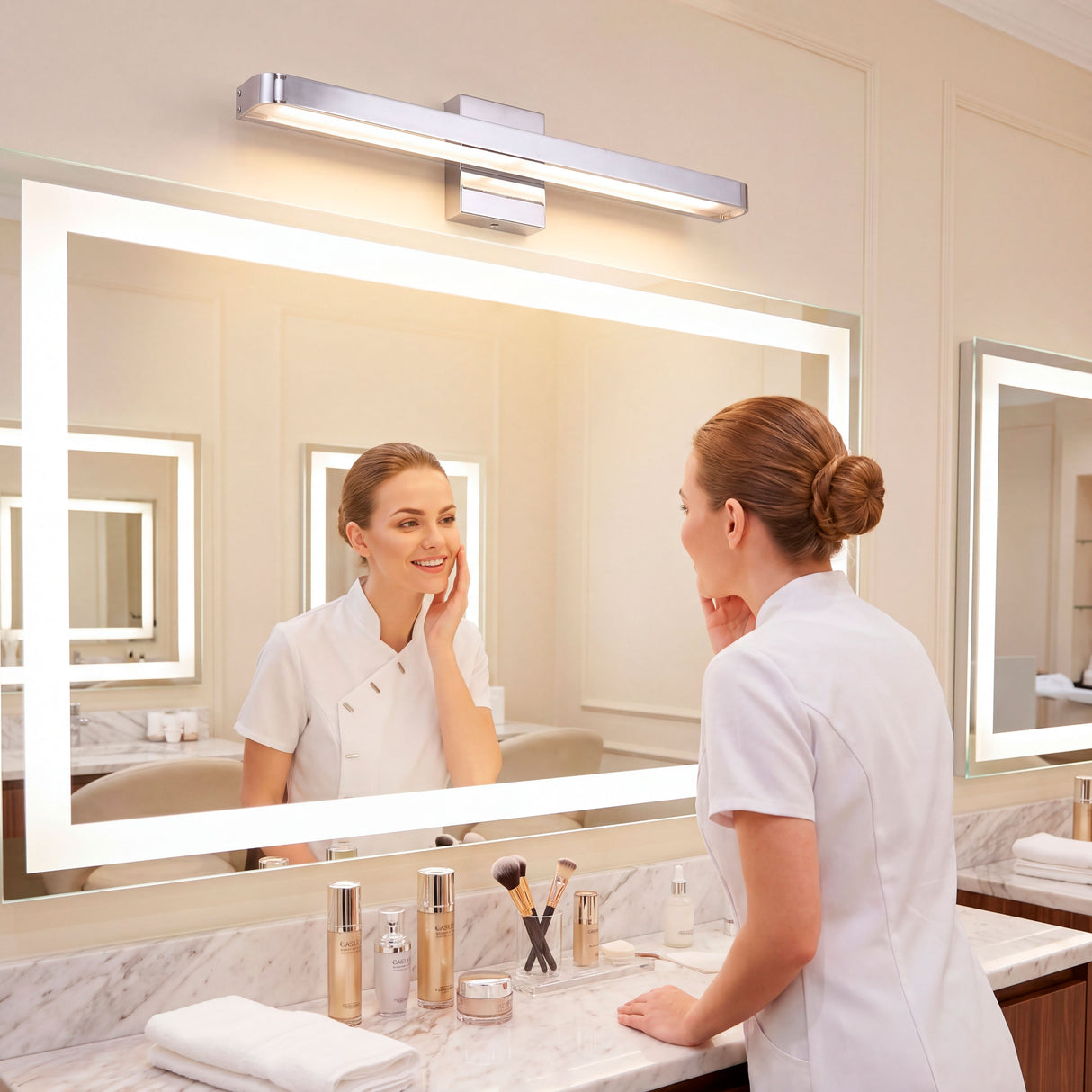 Mujer frente al espejo iluminado por Josefina Silver, ideal para el cuidado facial diario.