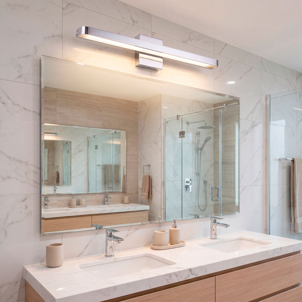 Aplique Josefina de 41cm en espejo de gran formato en baño principal elegante.
