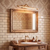 Lámpara Johana sobre espejo clásico en baño de diseño rústico con azulejos decorativos.