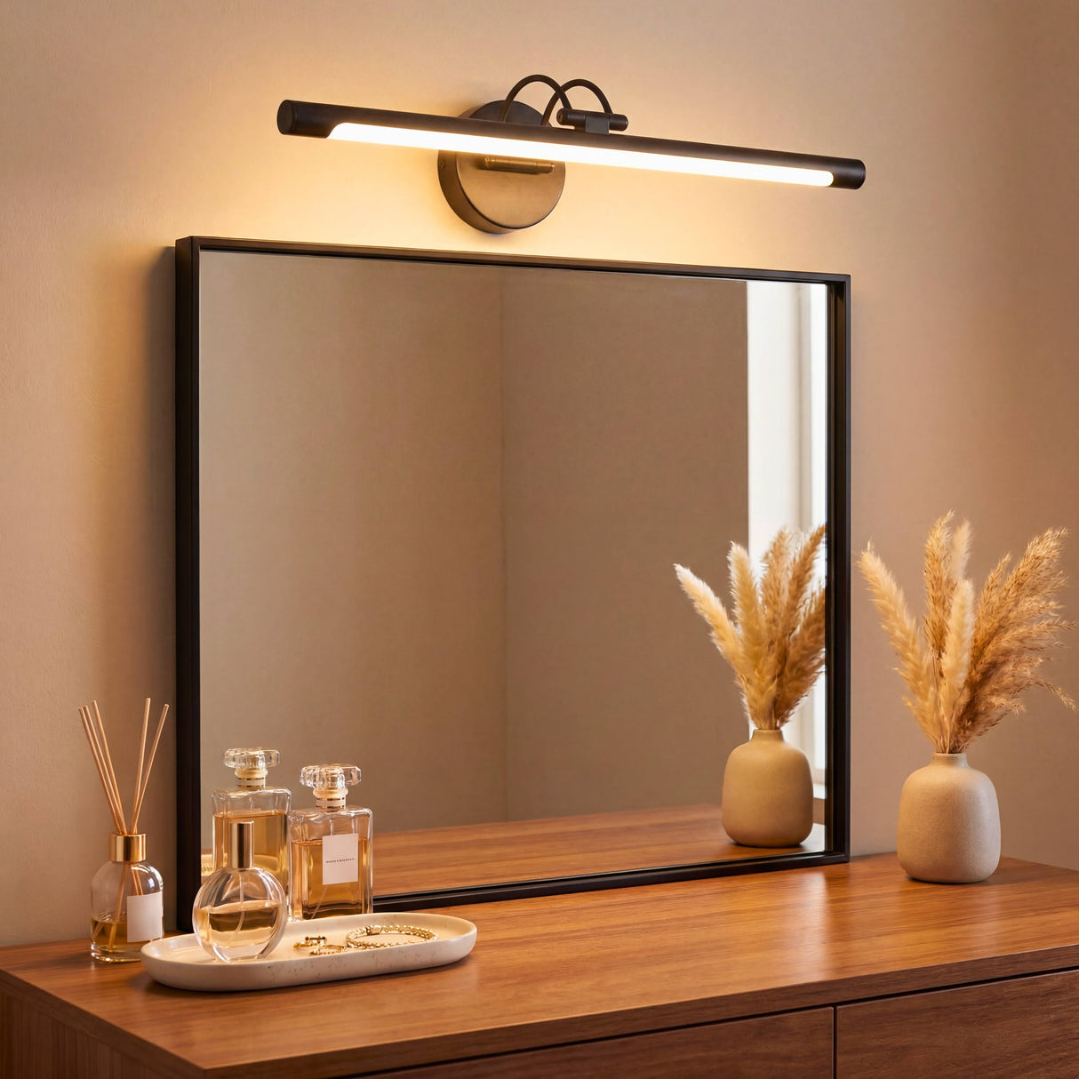 Aplique moderno instalado de forma simétrica sobre espejo de baño aportando una óptima luz frontal.