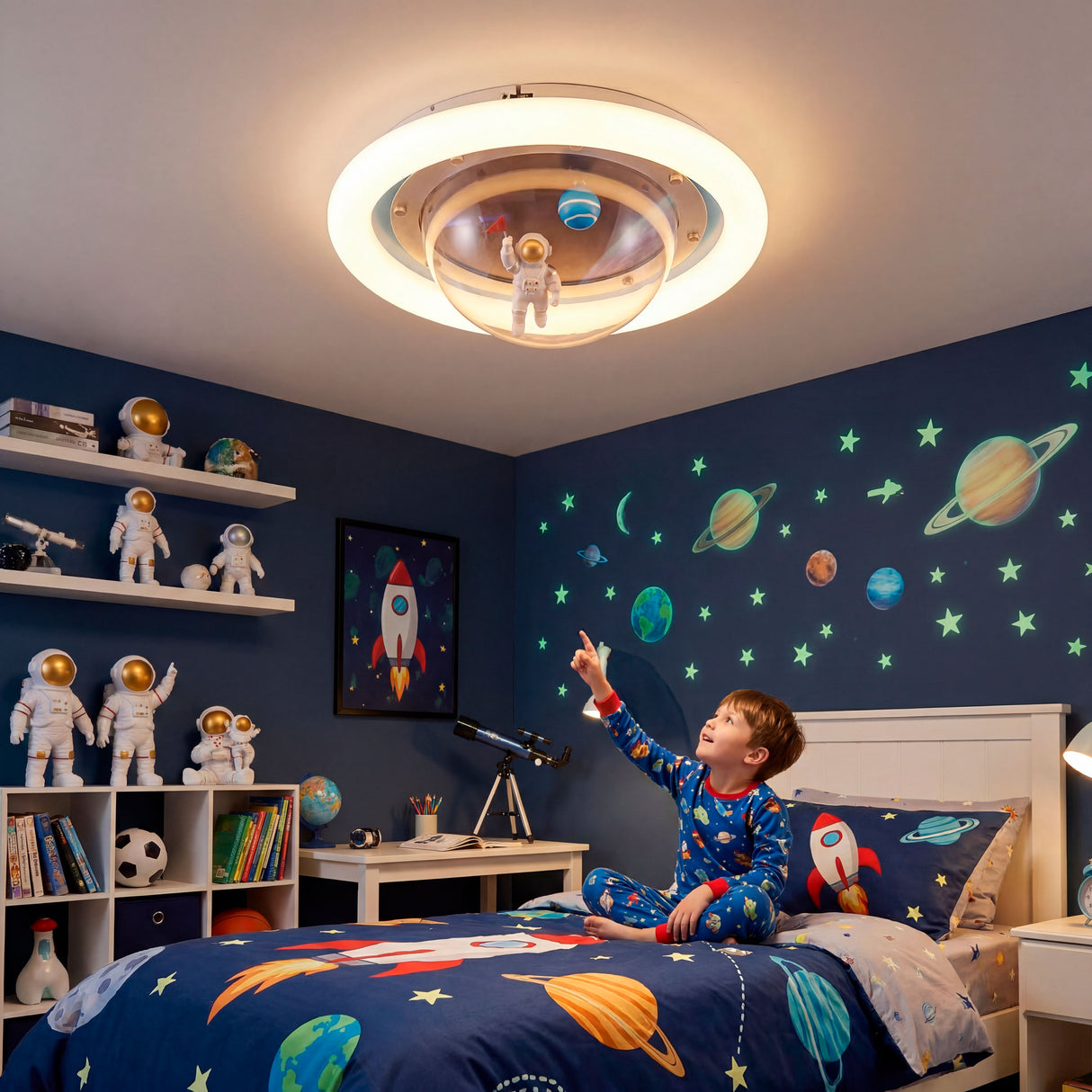 Niño pequeño señalando la lámpara de astronauta en dormitorio con decoración de planetas.