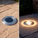 Contraste de encendido y apagado de foco estanco empotrado en piso de terraza exterior de diseño minimalista.