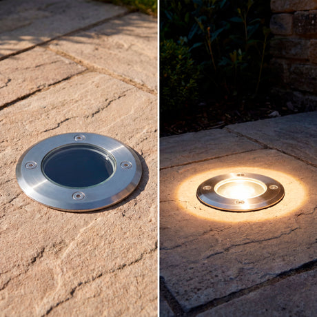 Contraste de encendido y apagado de foco estanco empotrado en piso de terraza exterior de diseño minimalista.