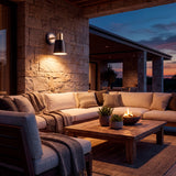 Iluminación técnica de soporte en pared para zona de estar exterior techada con ambiente cálido.