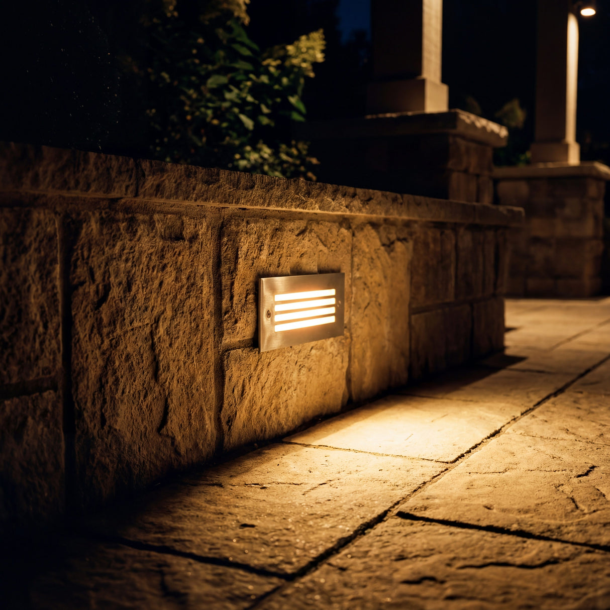 Aplicación de focos LED en la base de la fachada para realce arquitectónico.