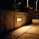 Aplicación de focos LED en la base de la fachada para realce arquitectónico.