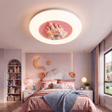 Vista de la lámpara en dormitorio con papel tapiz de nubes y estrellas decorativas.