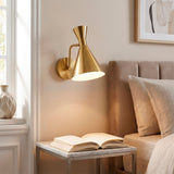 Punto de luz directo sobre mesita de noche en dormitorio de diseño minimalista.