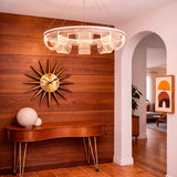 Punto focal de luz decorativa suspendida resaltando acabados premium y texturas.