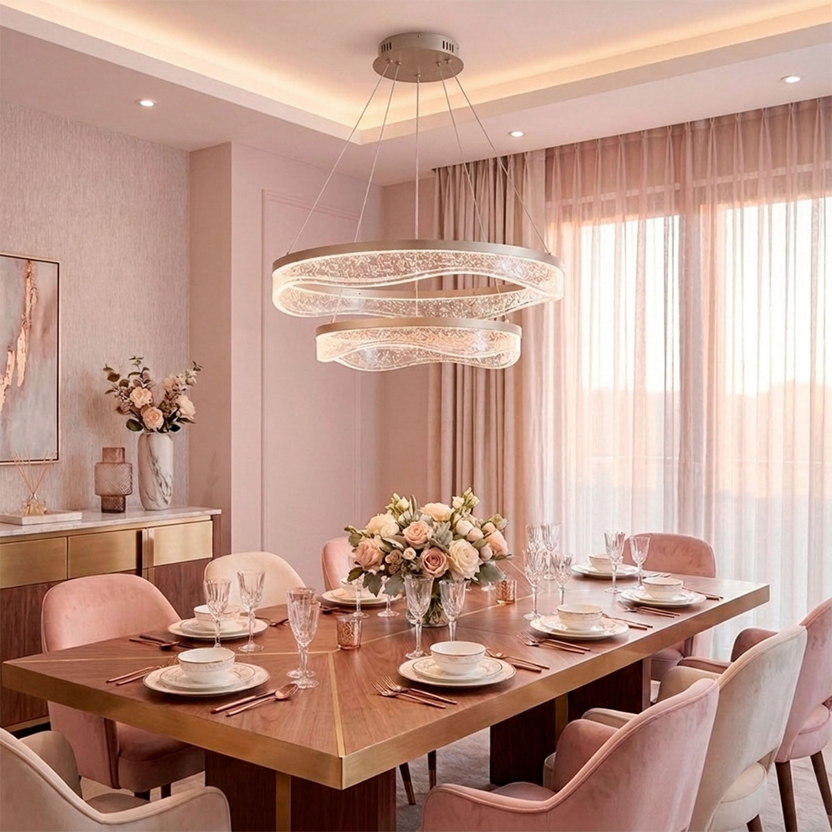 Punto focal de luz decorativa suspendida sobre comedor resaltando acabados premium y texturas.
