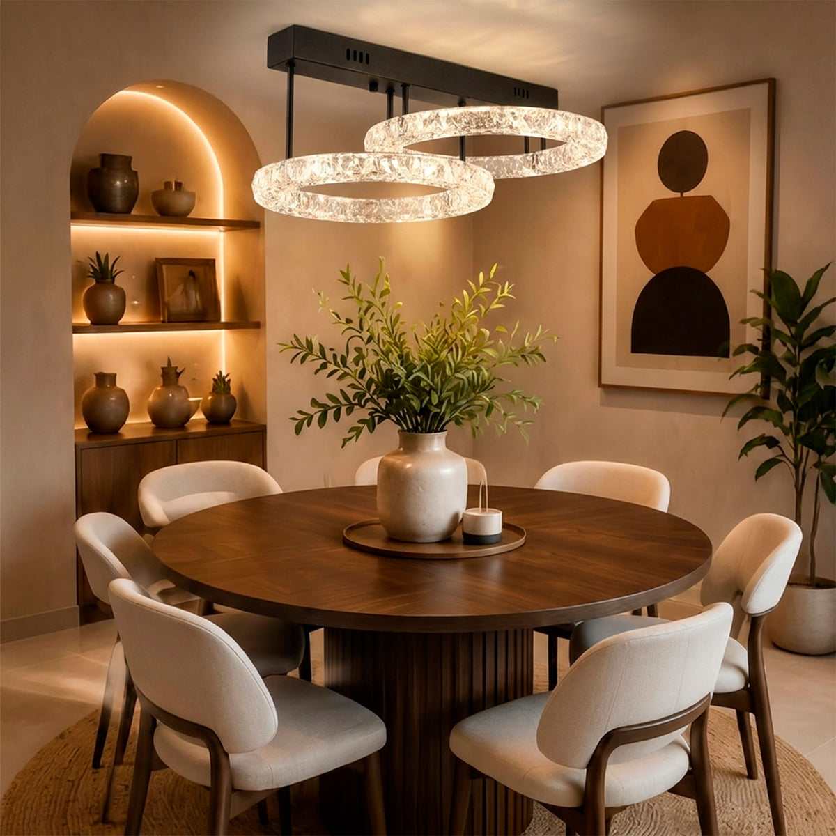 Punto focal de luz decorativa sobre mesa de comedor resaltando acabados y texturas de lujo.