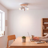 Punto de luz cenital dirigido a zona de trabajo residencial para maximizar el rendimiento óptico.