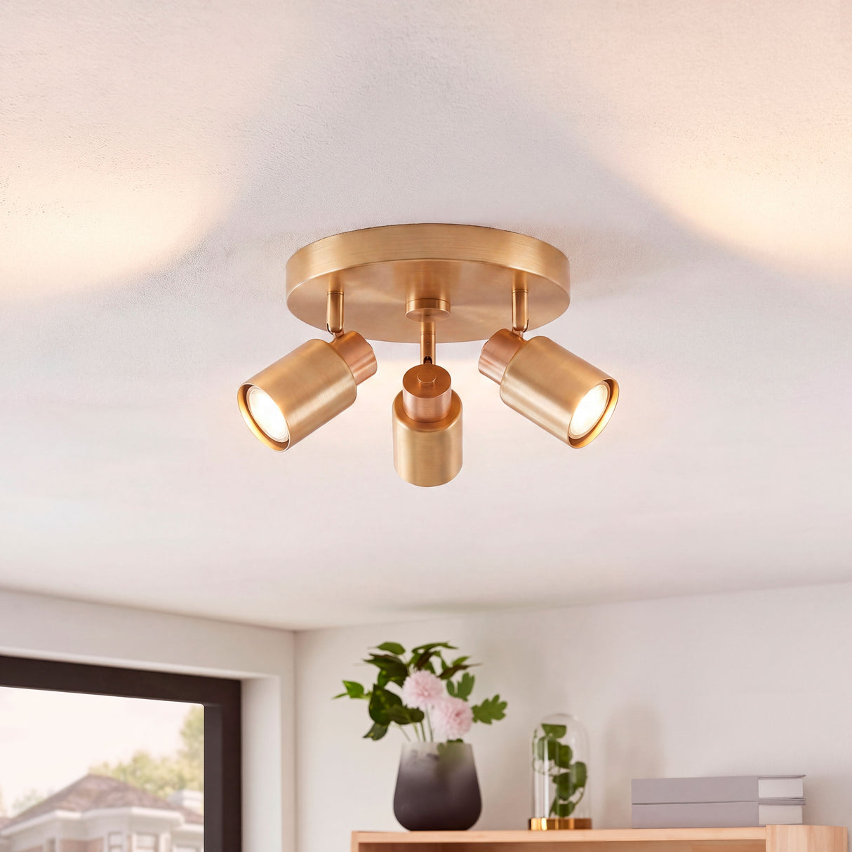 Distribución de luz de alta fidelidad que favorece el trabajo visual continuo en el hogar.