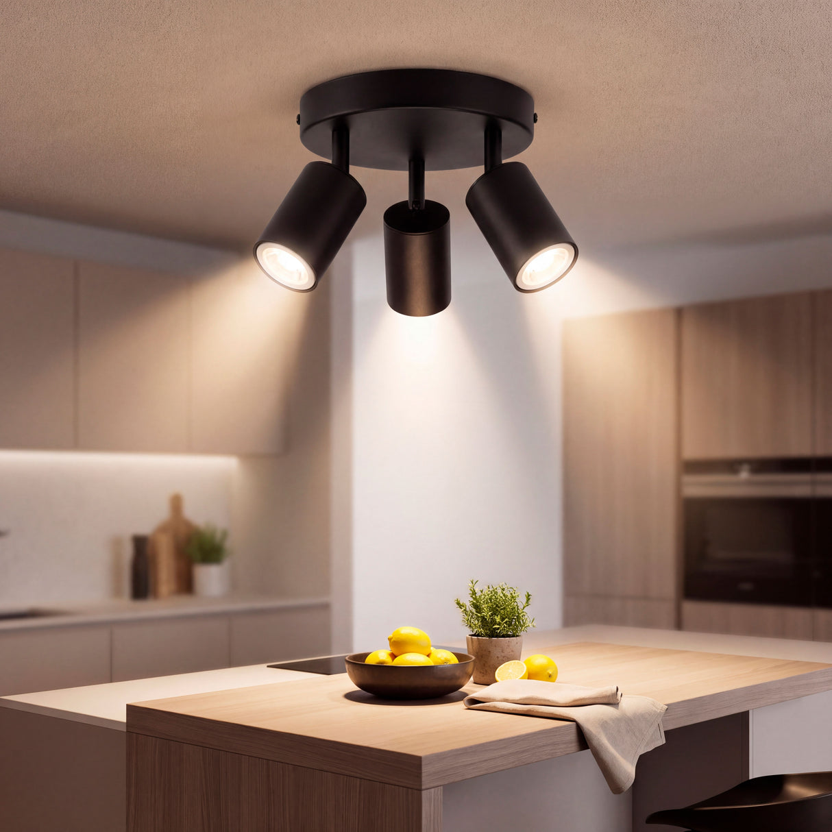 Plafón triple de sobreponer proporcionando luz directa e intensa sobre encimera de cocina.