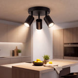 Plafón triple de sobreponer proporcionando luz directa e intensa sobre encimera de cocina.