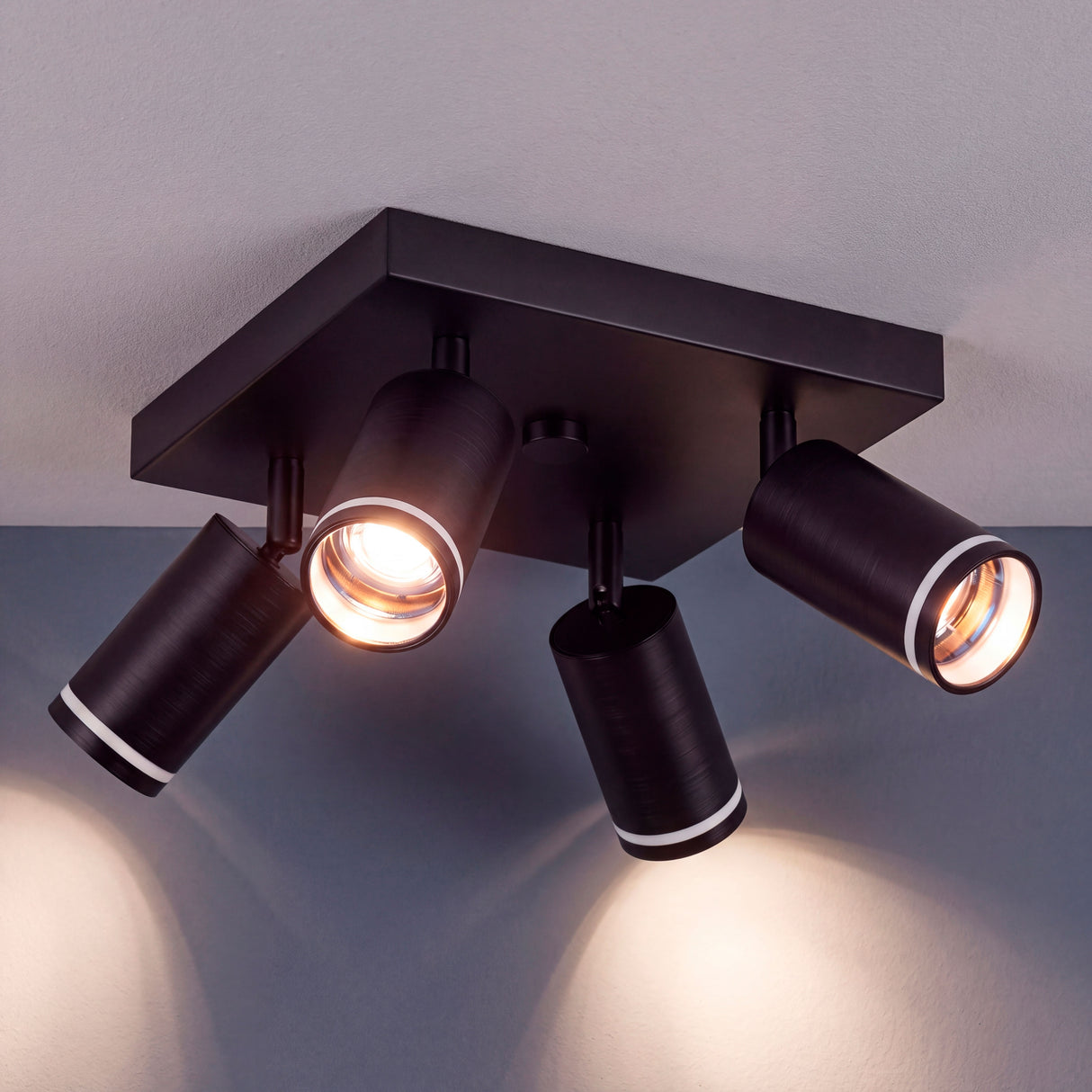 Distribución de luz puntual directa de cuatro cabezales orientables para mayor versatilidad de uso.