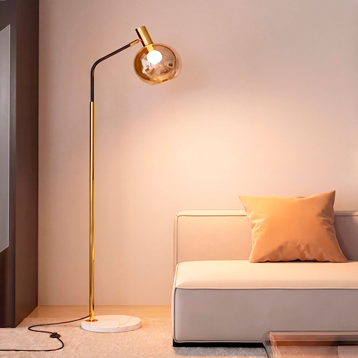 Haz luminoso difuso que resalta la textura de la pared y aporta un ambiente cálido en esquinas del hogar.