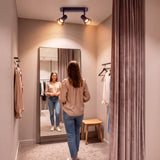 Luz técnica de sobreponer orientada hacia zona de vestidor para maximizar el rendimiento óptico.