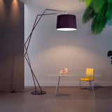 Estructura arquitectónica bicolor aportando un baño de luz focalizada en un entorno ejecutivo limpio.