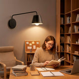 Punto de luz focal direccionable para área de lectura o biblioteca que maximiza la visibilidad.
