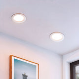 Focos circulares empotrados iluminando cuadros y elementos decorativos con alta nitidez.