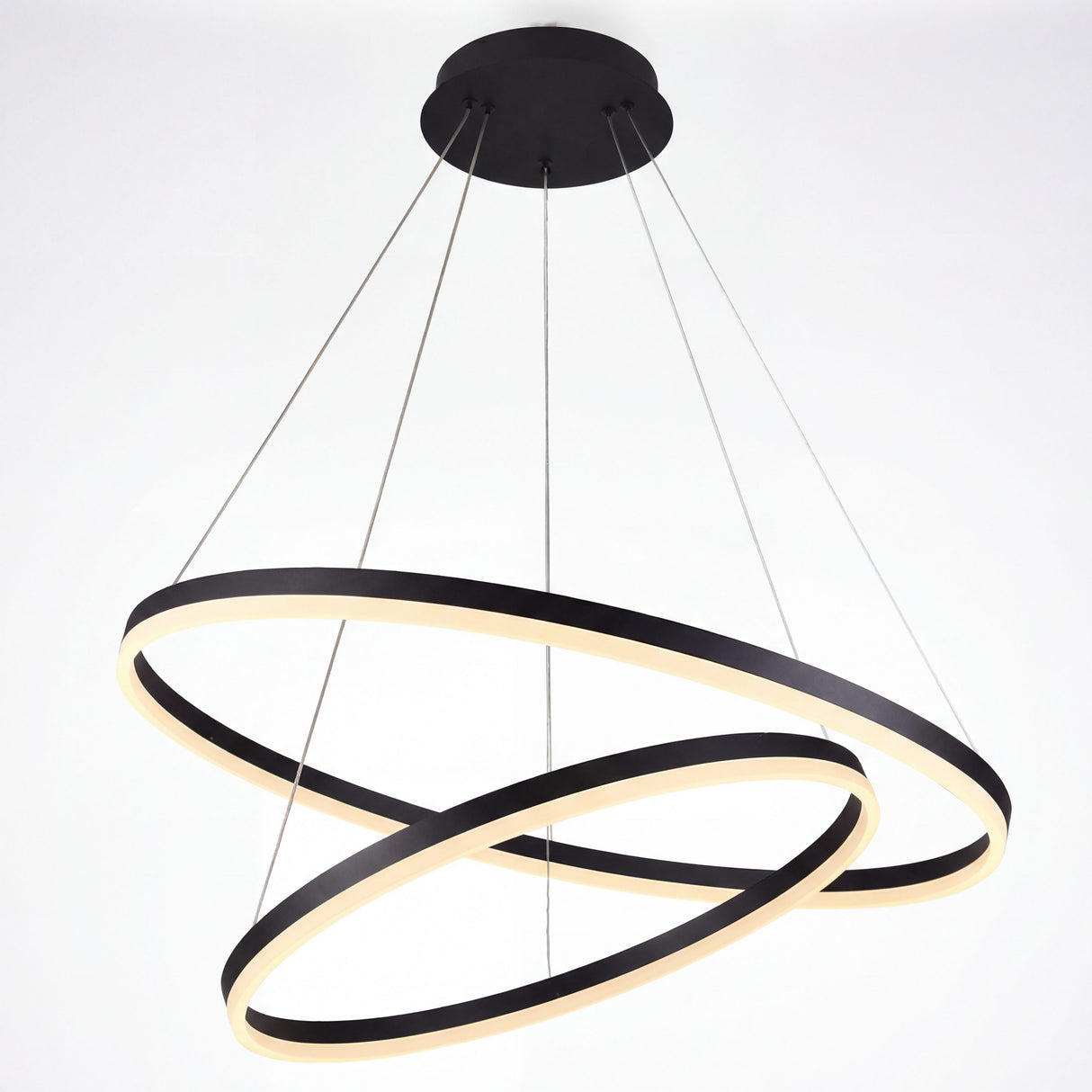 Aplicación de iluminación decorativa en pasillo con obras de arte y arquitectura de líneas puras.