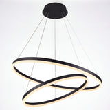 Aplicación de iluminación decorativa en pasillo con obras de arte y arquitectura de líneas puras.