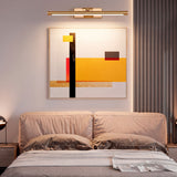 Lámpara Nerina utilizada para iluminar arte abstracto en salón con tonos neutros.