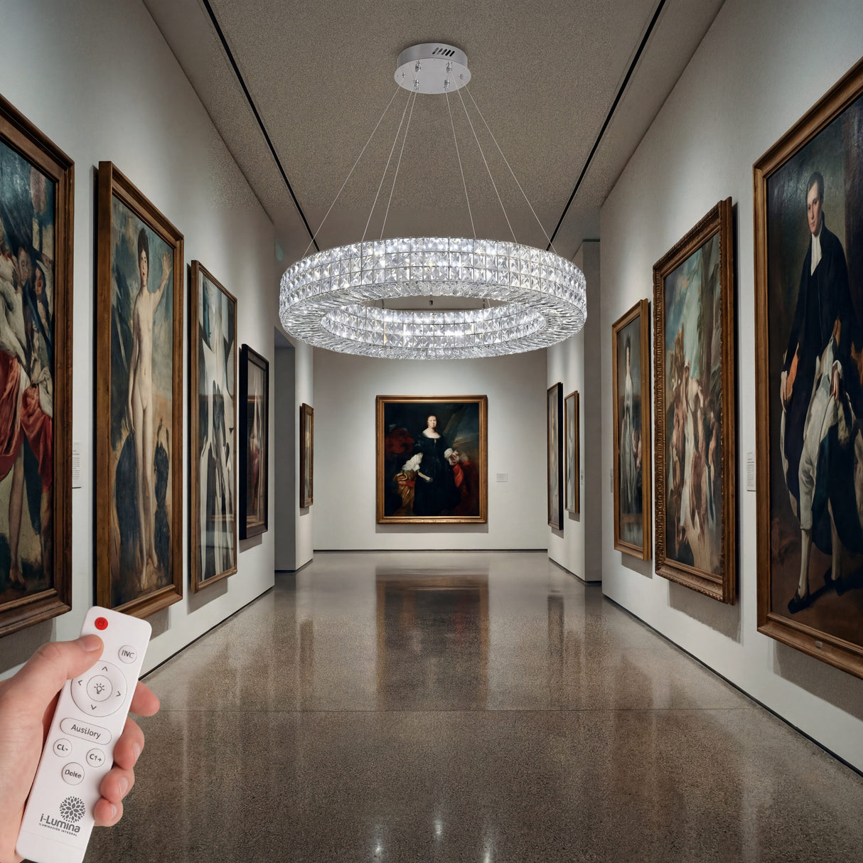 Distribución de luz uniforme en pasillo con obras de arte y acabados platino.