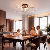 Plafón de diseño céntrico para comedor que optimiza la iluminación técnica en reuniones y cenas.