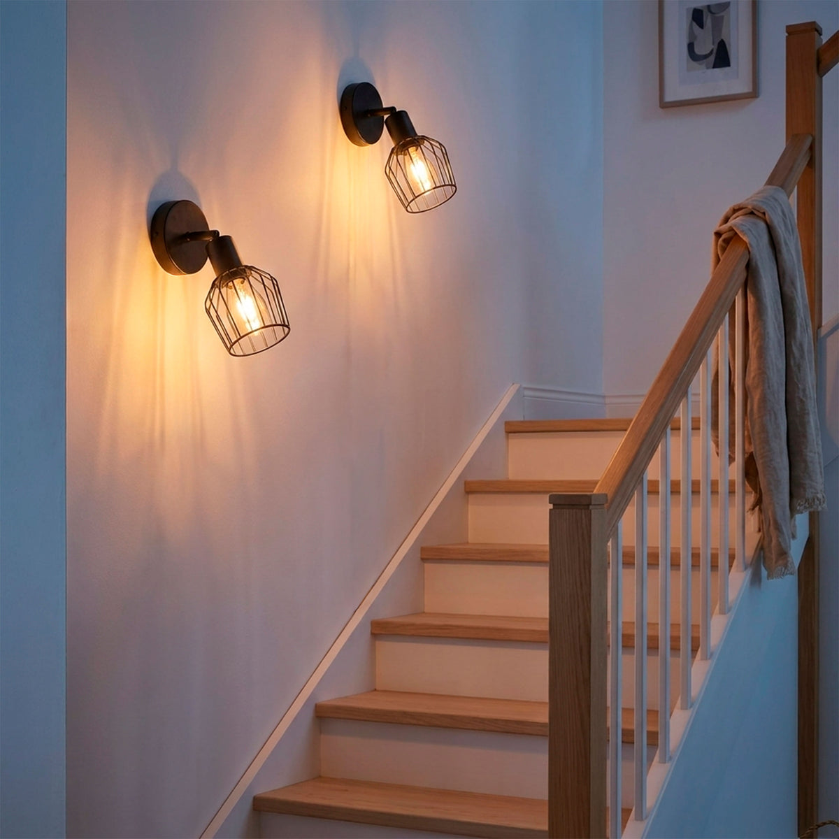 Iluminación de soporte orientada hacia tramo de escalera para garantizar la máxima visibilidad.