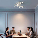 Plafón de diseño céntrico para comedor que optimiza la iluminación técnica en reuniones sociales.