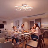 Plafón de diseño céntrico para comedor que optimiza la iluminación técnica en reuniones.