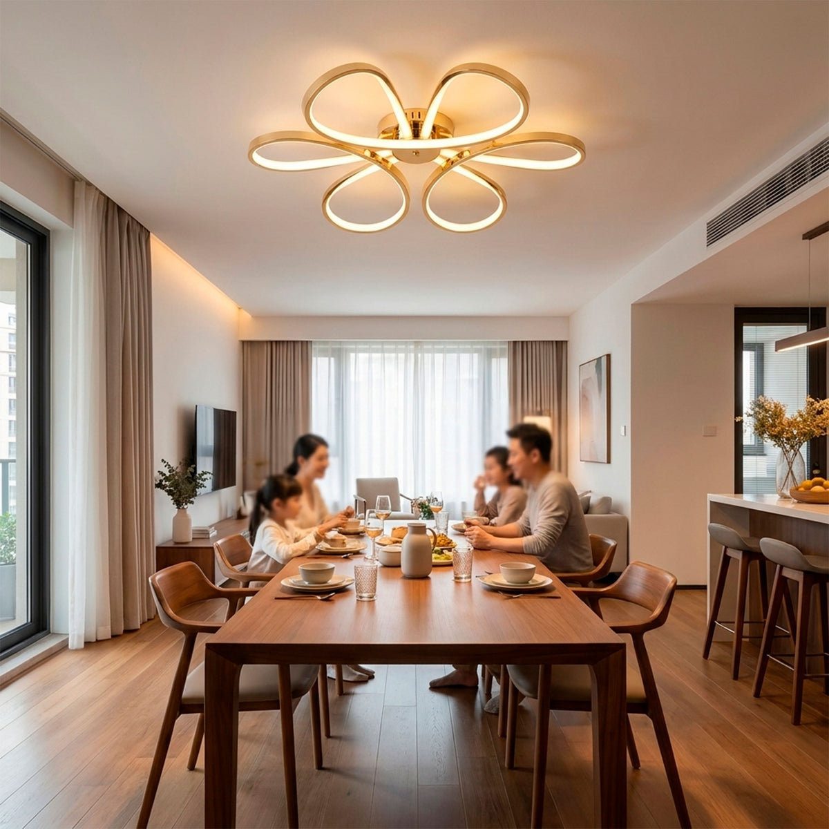 Plafón de diseño céntrico para comedor que optimiza la iluminación en reuniones y cenas.