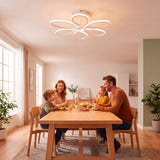 Plafón de diseño céntrico para comedor que optimiza la iluminación técnica en reuniones y cenas.