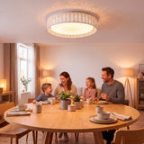 Plafón de diseño céntrico para comedor que optimiza la distribución del flujo luminoso en reuniones.