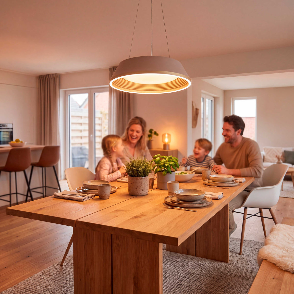 Luz ambiental de suspensión sobre comedor familiar que favorece el confort visual y la arquitectura contemporánea.