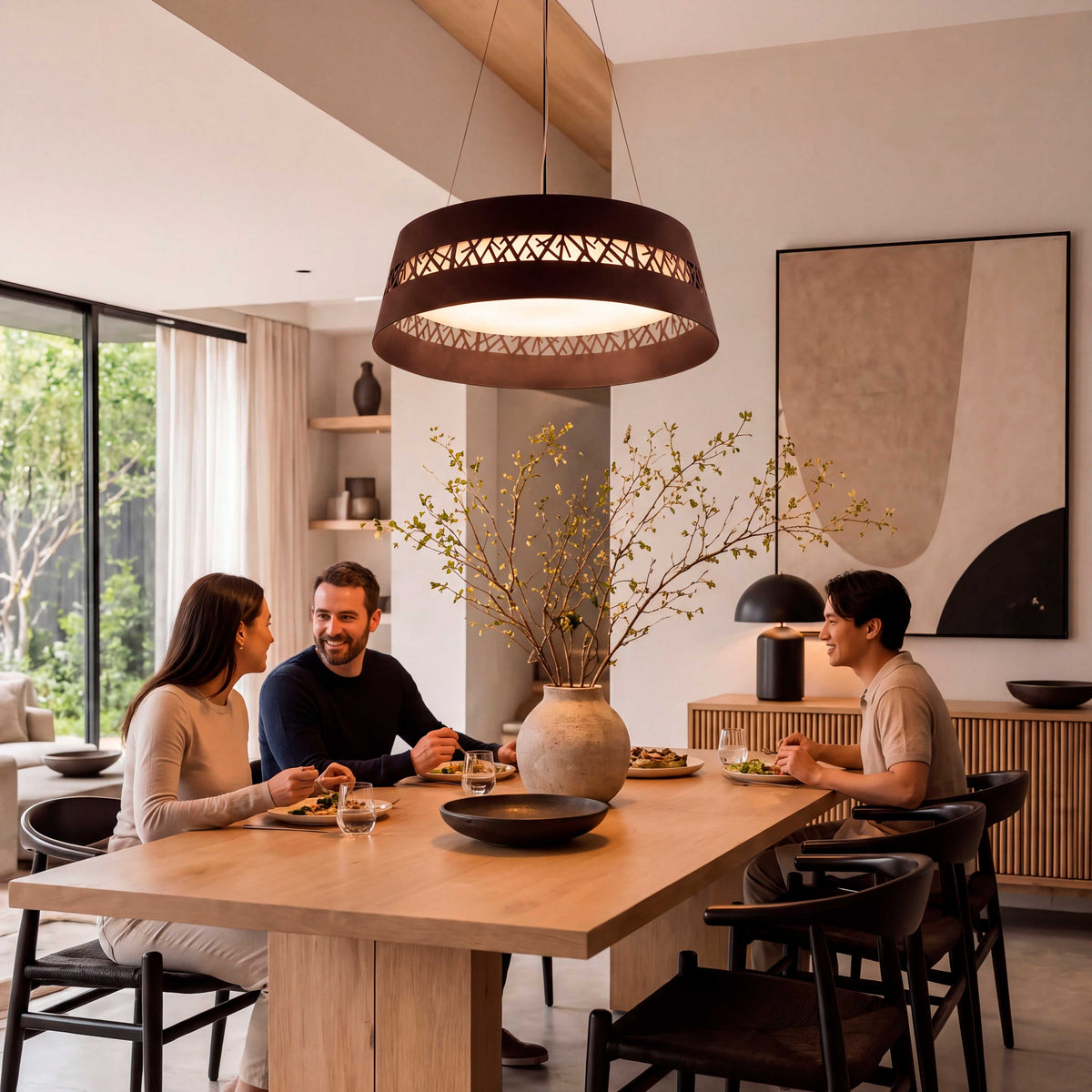 Luminaria suspendida céntrica para comedor que optimiza la visibilidad en eventos y reuniones.