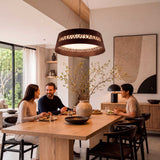 Luminaria suspendida céntrica para comedor que optimiza la visibilidad en eventos y reuniones.