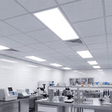 Distribución uniforme de paneles rectangulares empotrados en un entorno médico científico, optimizando el confort óptico.