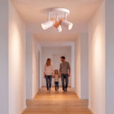 Distribución de luz de acento para zonas de paso y pasillos amplios en vivienda residencial.