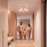Distribución de luz de acento para zonas de paso y pasillos amplios en vivienda residencial.