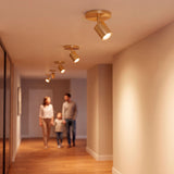 Alineación de spots de sobreponer en techo que garantizan una distribución luminica continua y elegante.