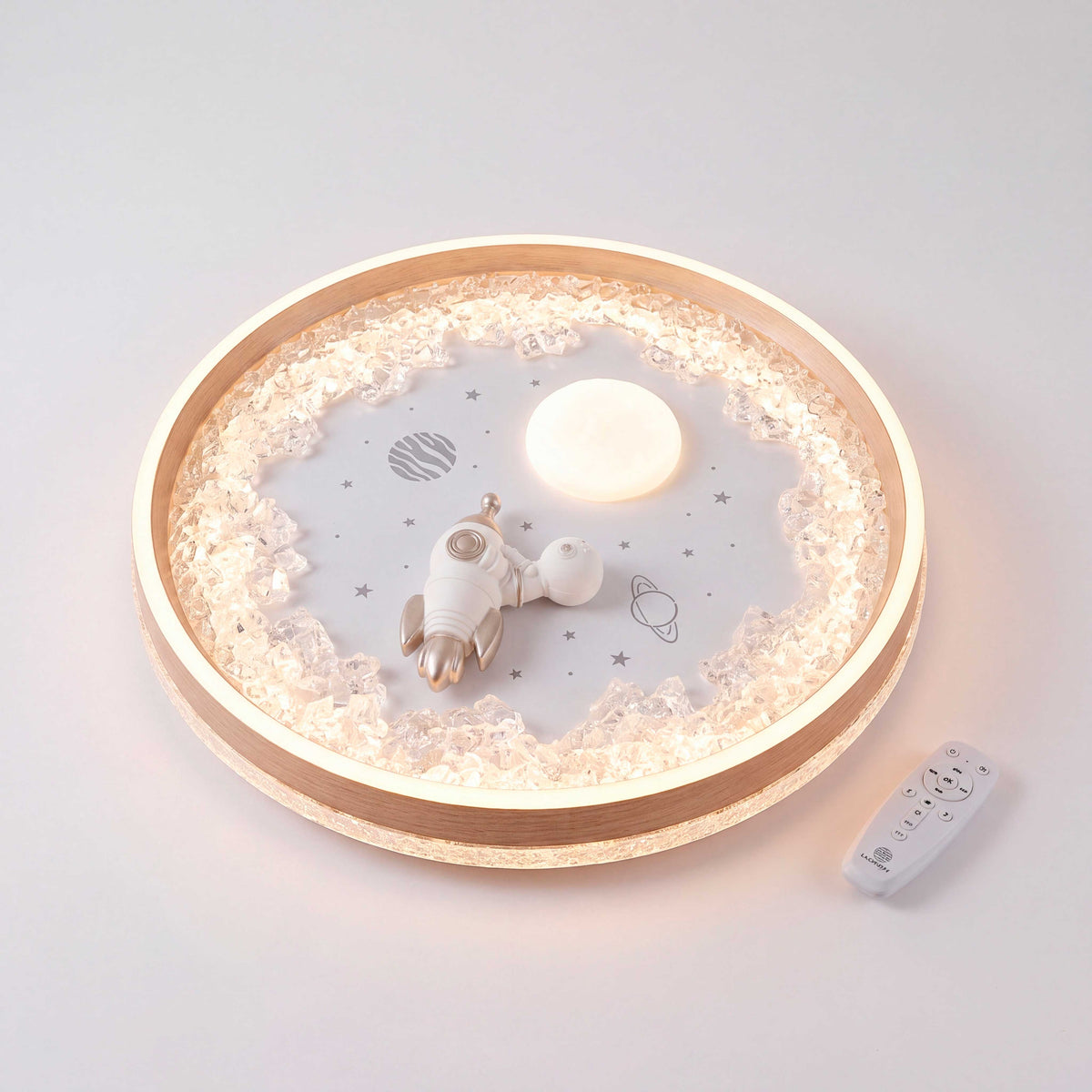 Muestra de catálogo e-commerce de plafón circular decorativo con temática de astronauta y luna.