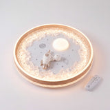 Muestra de catálogo e-commerce de plafón circular decorativo con temática de astronauta y luna.
